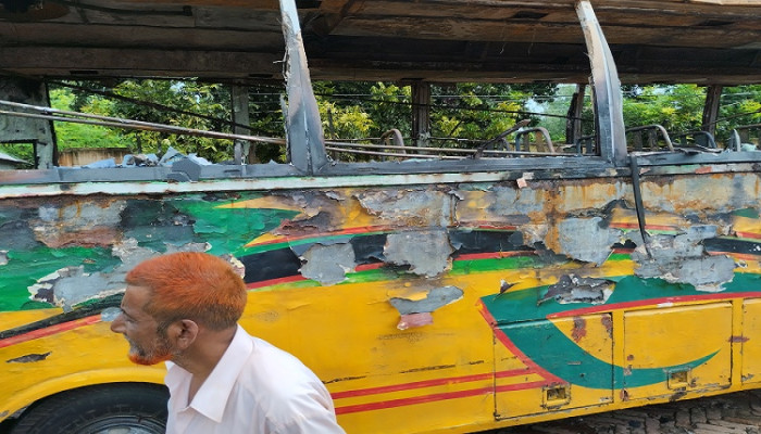 ​রাজবাড়ী জেলার গোয়ালন্দের দৌলতদিয়া বাস টার্মনালে পার্কিং করা বাসে আগুন