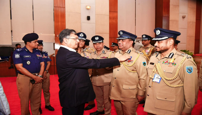 রাজারবাগে স্বরাষ্ট্রমন্ত্রীর হাত থেকে পদক গ্রহণ, রাজশাহী রেঞ্জে আনন্দের জোয়ার