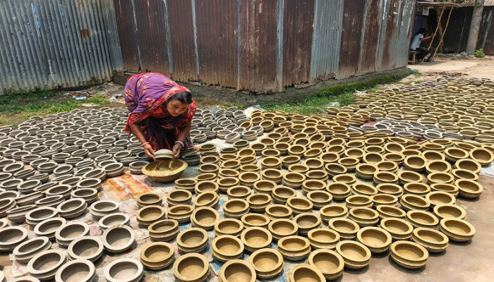 পণ্যের চাহিদা না থাকায় মানবেতর জীবনযাপন করছে সরিষাবাড়ীর শত শত মৃৎশিল্পী