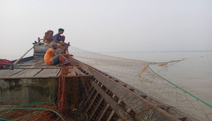 জালে উঠছে না কাঙ্ক্ষিত মাছ, চরম হতাশায় জেলেরা