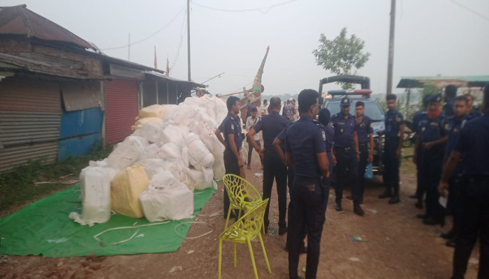 ​পিরোজপুরে কোস্ট গার্ডের অভিযানে বিপুল পরিমাণে ভারতীয় শাড়ি উদ্ধার