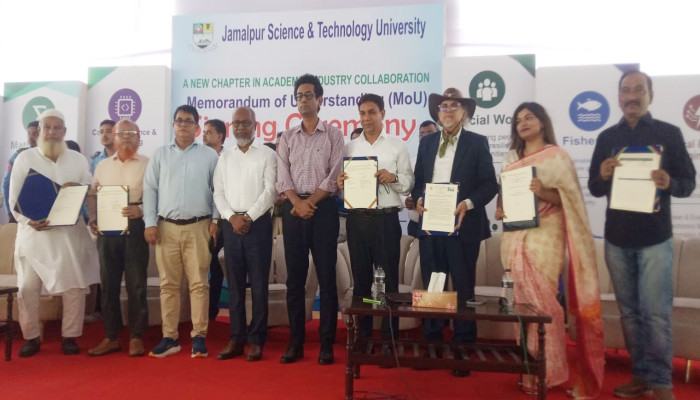 ​সড়ক দুর্ঘটনায় নিহত ৭ জনের দাফন জামালপুরে সম্পন