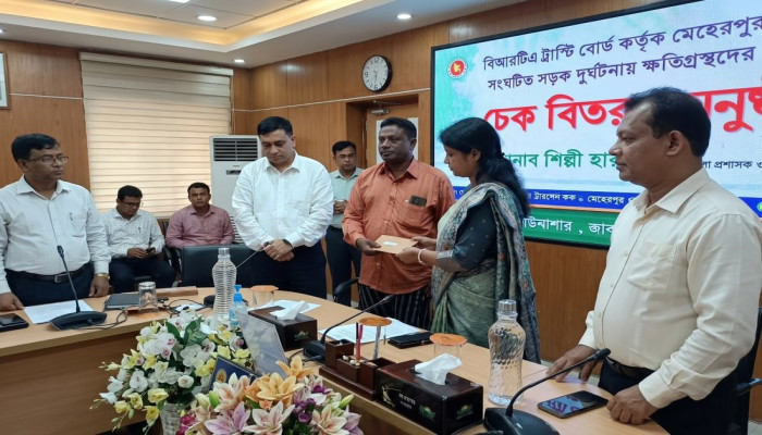 মেহেরপুরে সড়কে হতাহতদের ৩৫ পরিবার পেল ১ কোটি ১০ লাখ টাকার সহায়তা