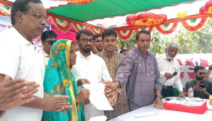 ​ঝিনাইদহে ভিটেবাড়িহীন মিশন আচার্যের হাতে চাকরির নিয়োগপত্র হস্তান্তর