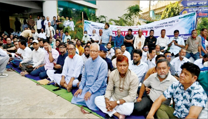 এনসিটি ইজারা চুক্তি বাতিলের দাবিতে চট্টগ্রাম বন্দরে গণঅনশন
