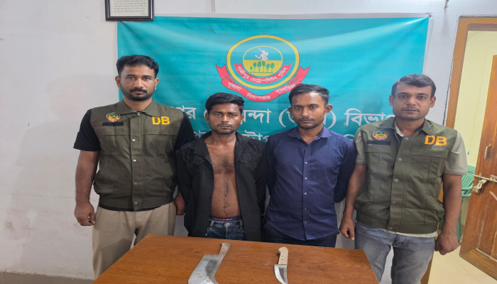 ​গাজীপুরে দেশীয় অস্ত্রসহ দুই ছিনতাইকারী গ্রেপ্তার