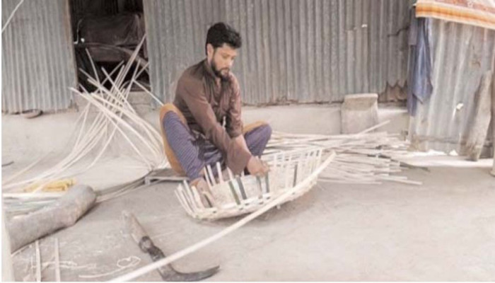 প্লাস্টিকের দাপটে হারাচ্ছে বাঁশের কদর, অস্তিত্ব সংকটে সোনারগাঁয়ের শতবর্ষী কুটিরশিল্প