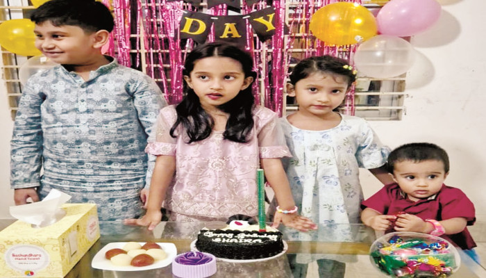 জন্মদিনের ক্যানভাসে বাবা-মায়ের নিঃশর্ত ভালোবাসা