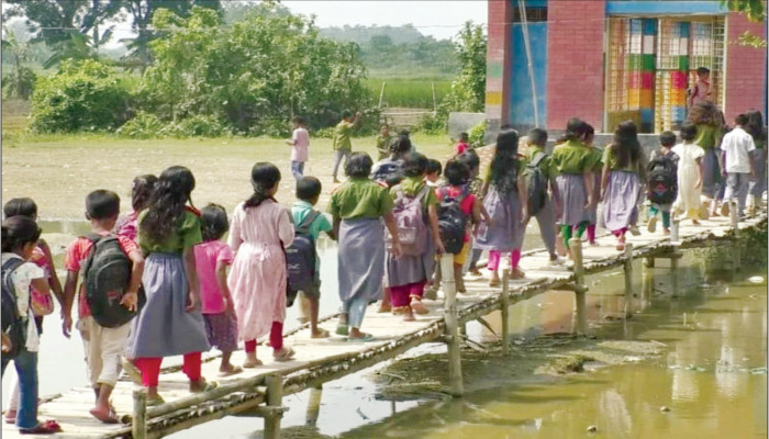 জলাবদ্ধতায় ছয় মাস দুর্ভোগে কুতুবপুর সরকারি প্রাথমিক বিদ্যালয়