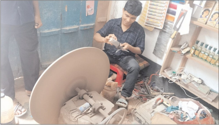 শানের চাকায় ঘোরে জীবন: টিকে থাকার লড়াইয়ে তরুণ কর্মকার