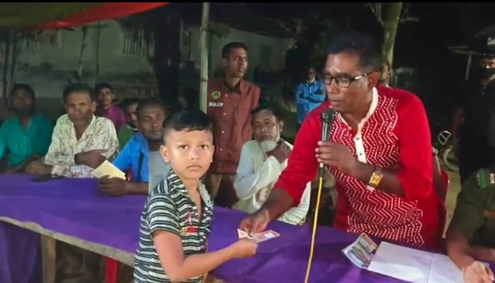 ​মন্দির ঘুরে ঘুরে এতিম শিশুদের নতুন টাকা উপহার দিলেন চেয়ারম্যান প্রার্থী আশরাফুল ইসলাম নয়ন, এলাকাজুড়ে প্রশংসা