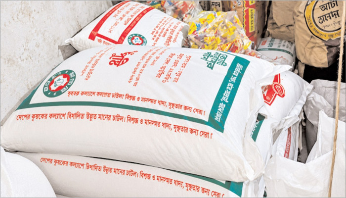ইউনিয়ন পরিষদের স্টোররুম থেকে পণ্য সরানোর অভিযোগ, অনুমোদন নিয়ে প্রশ্ন