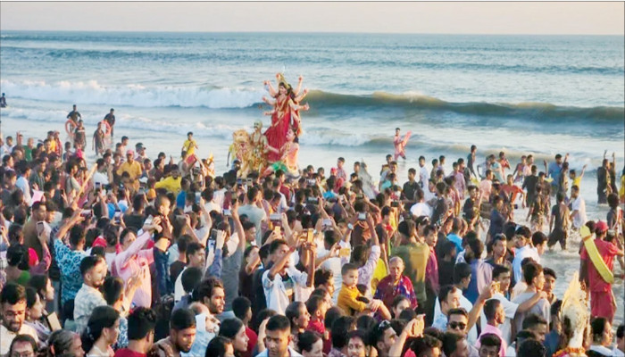 প্রতিমা বিসর্জন ঘিরে কক্সবাজার সৈকতে জনসমুদ্র