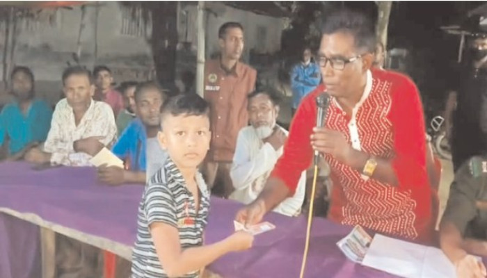 মন্দির ঘুরে ঘুরে এতিম শিশুদের নতুন টাকা উপহার দিলেন চেয়ারম্যান প্রার্থী আশরাফুল