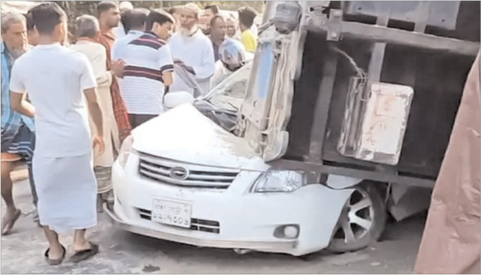 প্রাইভেটকারের ওপর আছড়ে পড়ল ট্রাক, মা-ছেলের মৃত্যু