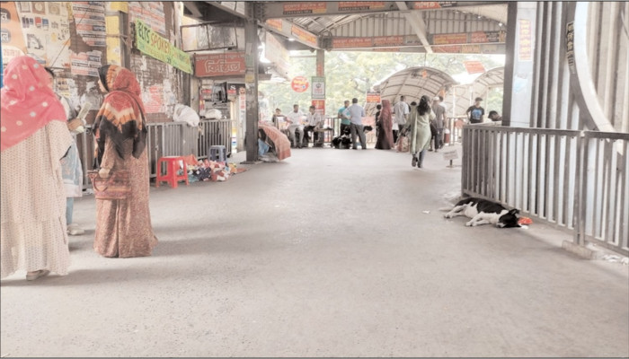 ফার্মগেটের ওভারব্রিজে দোকান কমেছে, কমেনি দুর্গন্ধ