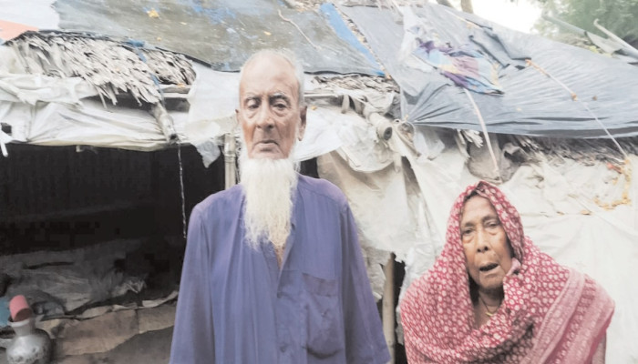 বৃদ্ধ সাকাত দম্পতির ভাঙ্গাঘরে অনিশ্চিত জীবন!