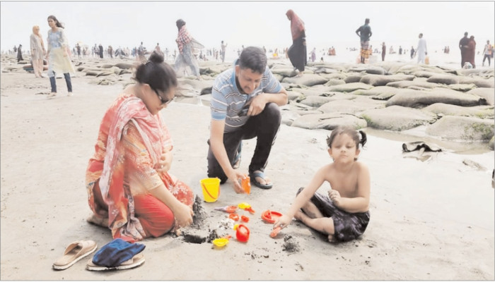 কুয়াকাটায় বীচ কার্নিভাল উৎসবকে ঘিরে লক্ষ পর্যটকের পদচারণা
