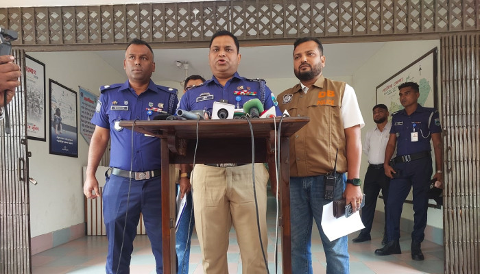 ​প্রধানমন্ত্রীর অতিরিক্ত প্রেসসচিবের পরিচয়ে প্রতারণায় গ্রেপ্তার ১