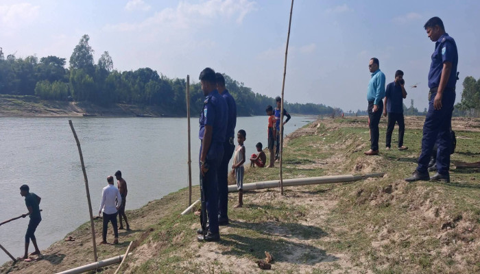 পীরগঞ্জে করতোয়া নদীতে অবৈধভাবে বালু উত্তোলনের কারণে লাখ টাকা জরিমানা এবং মালামাল জব্দ