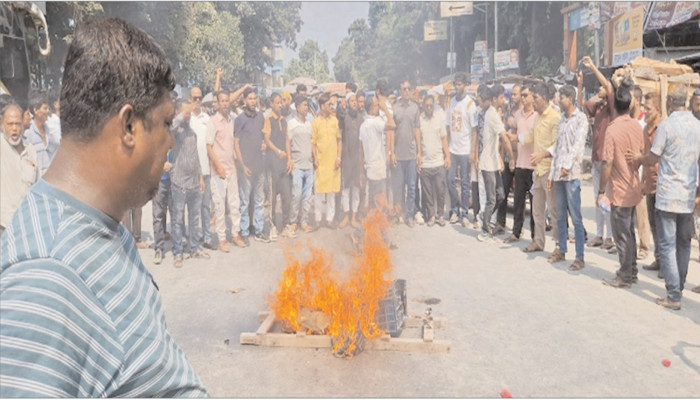 সড়ক অবরোধ করে শহর অচলের হুঁশিয়ারি