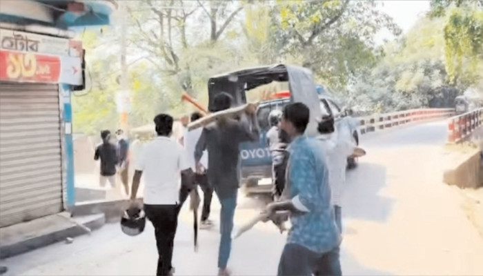 গোপালগঞ্জে ছাত্রলীগ-যুবলীগ নেতাকর্মীদের পুলিশের গাড়ী ভাংচুর