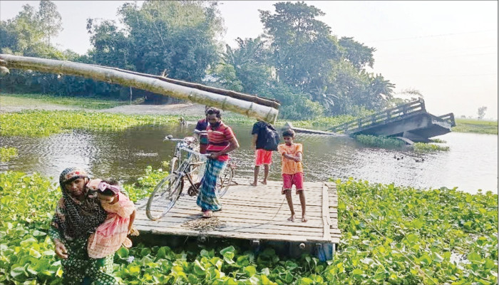 আট বছরেও নির্মাণ হয়নি ভেঙে পড়া সেতু, ড্রামের ভেলায় ঝুঁকিপূর্ণ পারাপার