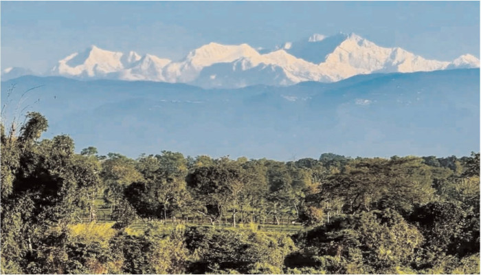শরতের বিদায়বেলায় কাঞ্চনজঙ্ঘার মোহনীয় রূপ