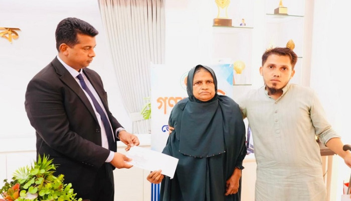 ​দুঃখ শুনেই সহায়তার হাত বাড়ালেন মানবিক ডিসি জাহিদ