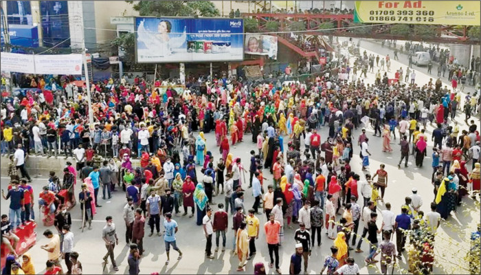 বেতন বাড়ানোর দাবিতে শ্রমিকদের বিক্ষোভ, মিরপুরে তীব্র যানজট