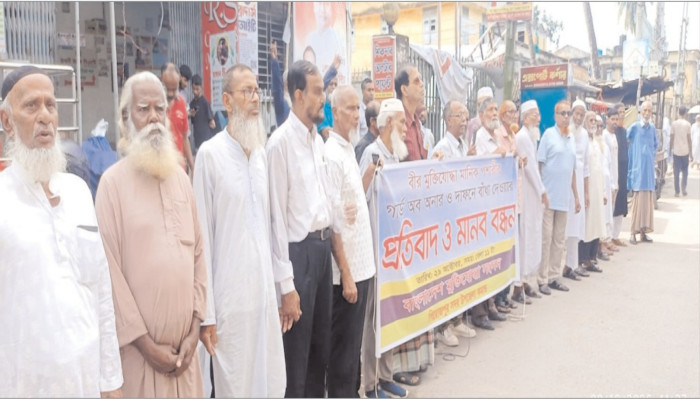 পিরোজপুরে মানিক পশারীর দাফনে বাধা প্রতিবাদে মুক্তিযোদ্ধাদের মানববন্ধন